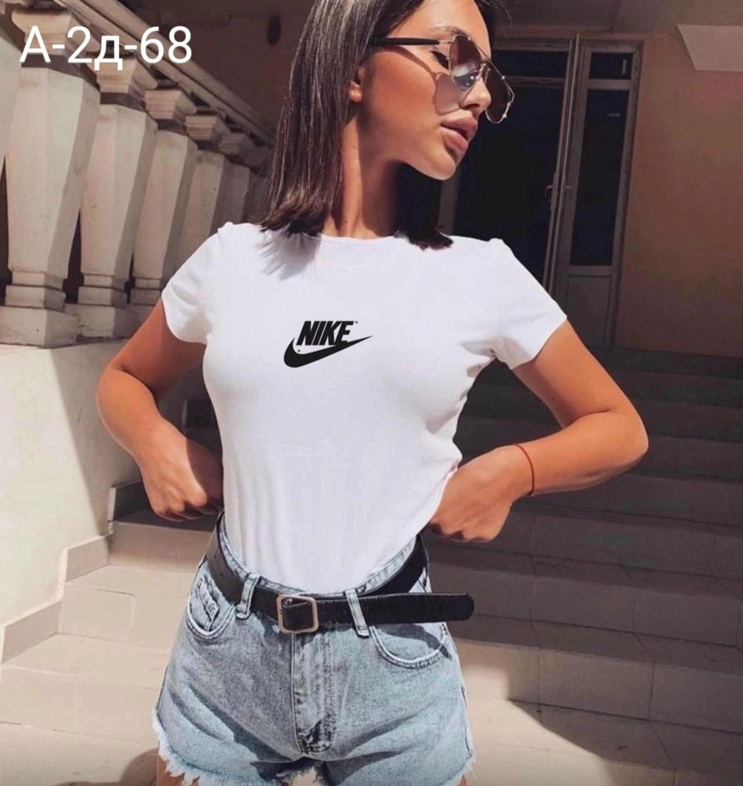 девушка в черной футболке,женские футболки,футболки женские летние,черная футболка женская,женская футболка белая