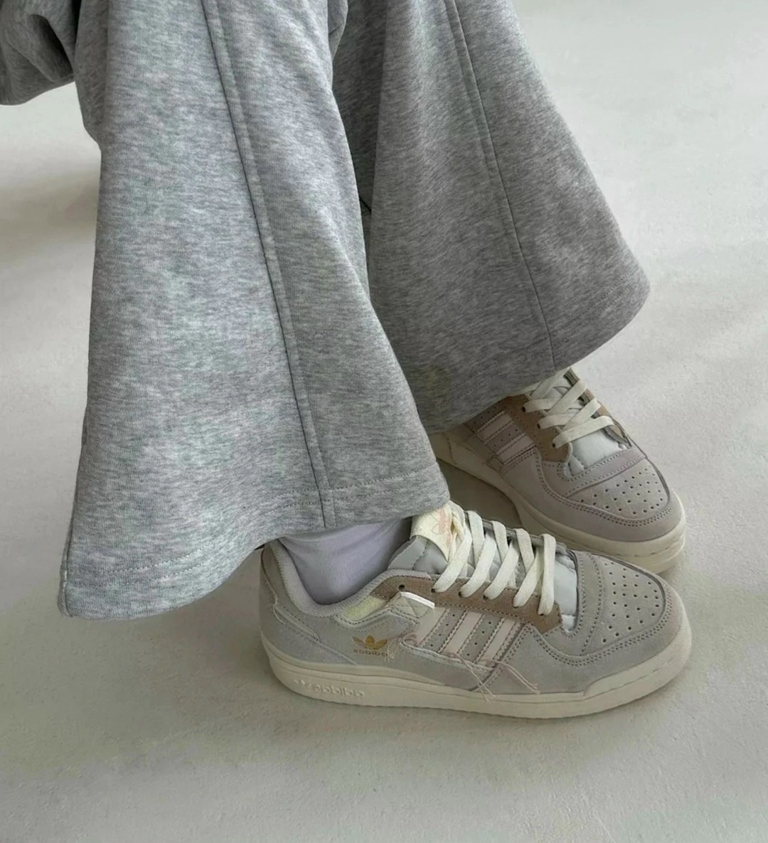 женские кроссовки adidas,adidas forum low 84 бежевый лайт,,кроссовки адидас,кроссовки adidas