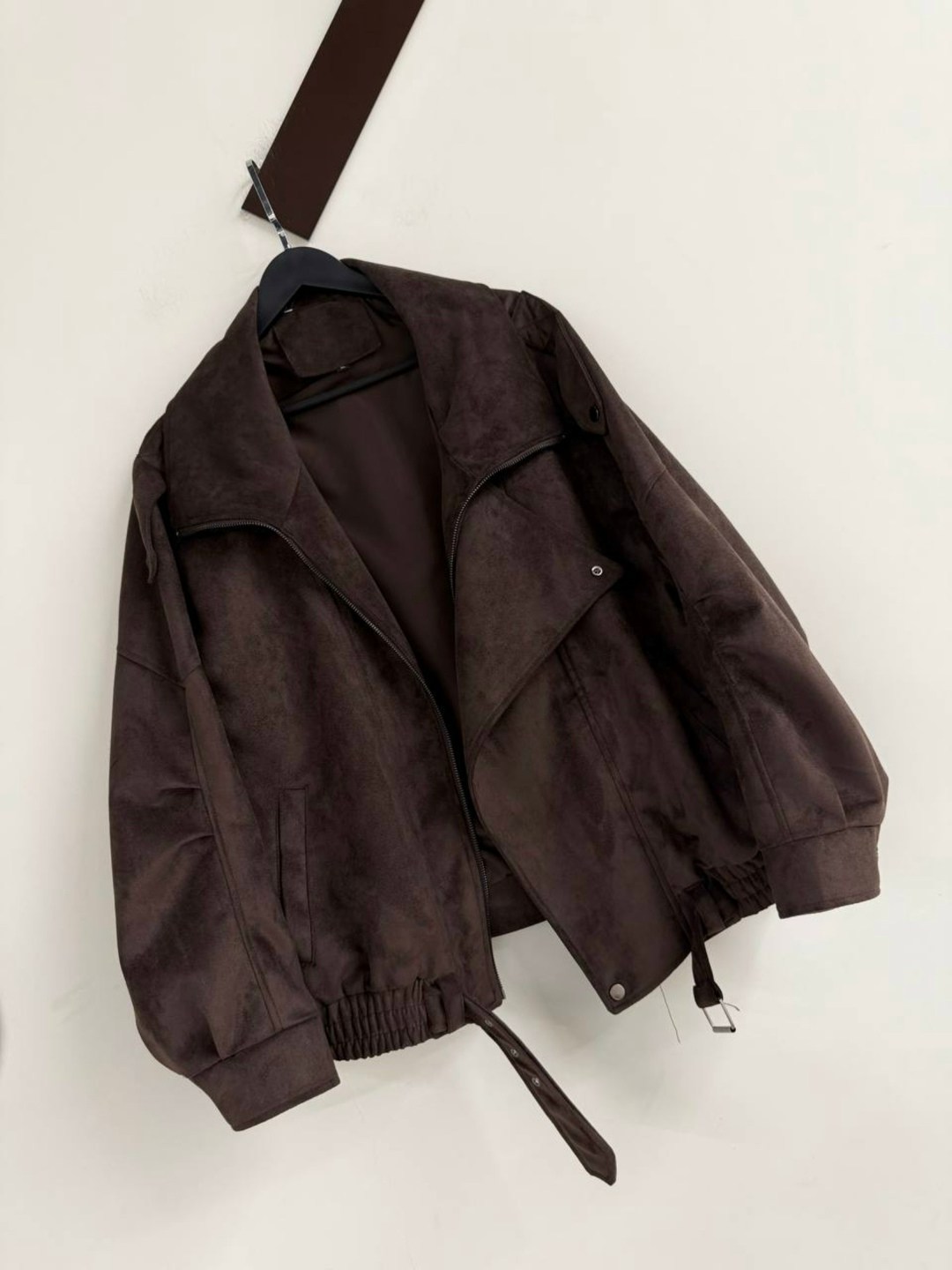 куртка замшевая,женская куртка бомбер из эко замши коричневого цвета,трендовая куртка замшевая,куртка бомбер женская,замшевая куртка женская