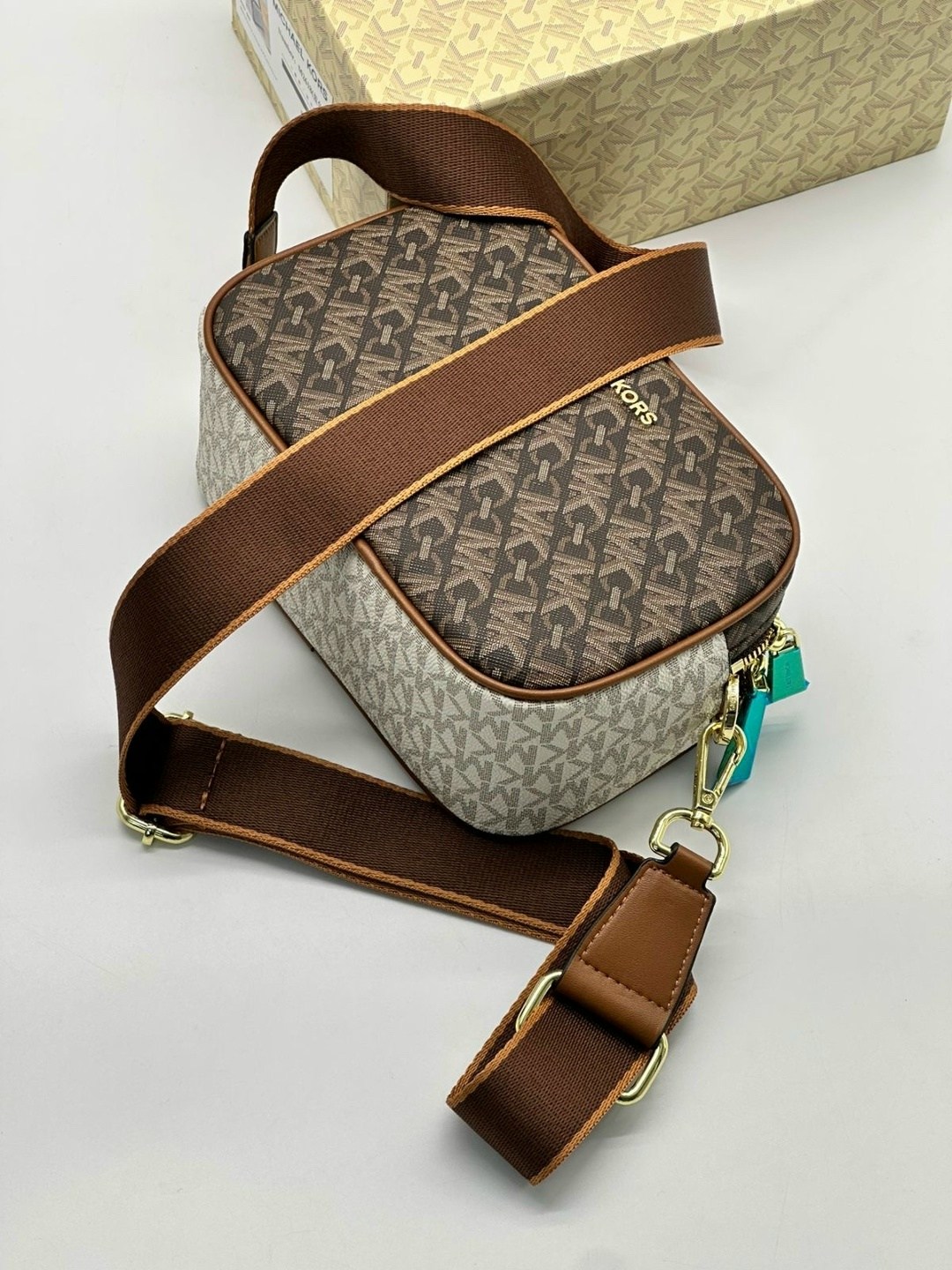 женская сумка michael kors,michael kors сумка на плечо,сумка через плечо michael kors с двумя отделениями и декором monogram,женская сумка кроссбоди michael kors,сумка michael kors