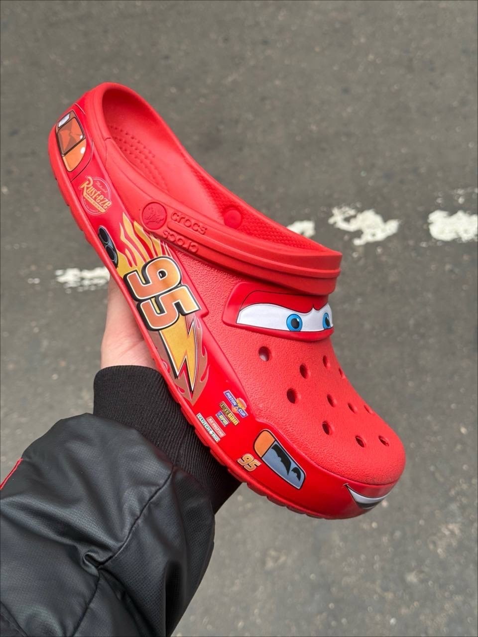 кроксы молния маккуин,крокс коллаборация тачки,crocs lightning mcqueen,кроксы маккуин,crocs classic clog lightning mcqueen