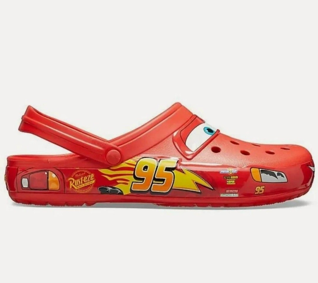 кроксы молния маккуин,крокс коллаборация тачки,crocs lightning mcqueen,кроксы маккуин,crocs classic clog lightning mcqueen