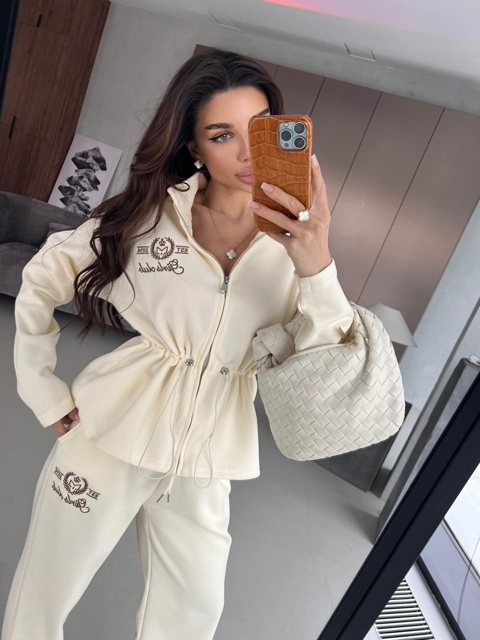 женский костюм,стильный костюм,женский костюм тройка,велюровые костюмы,женский красный костюм miu miu