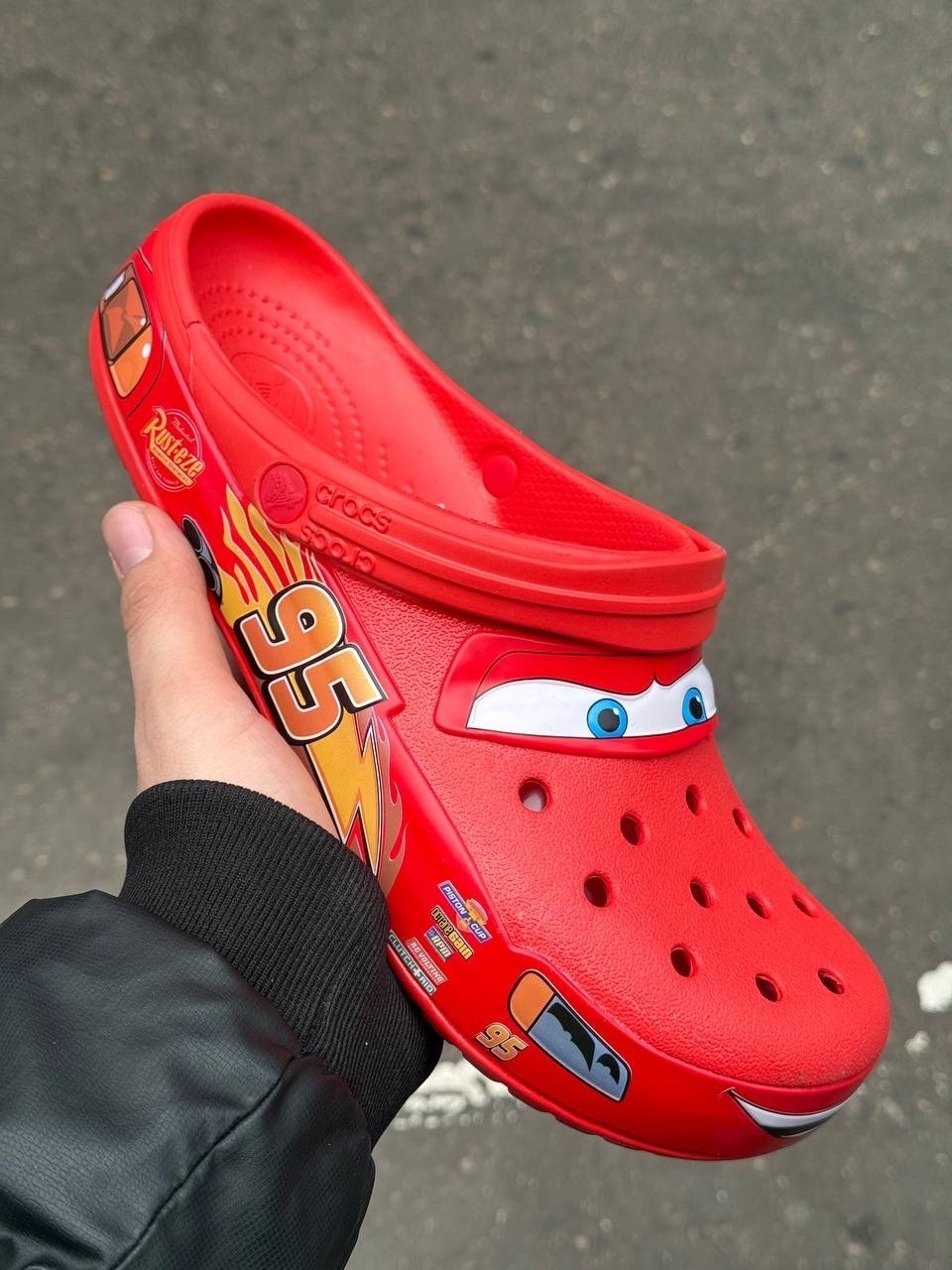 кроксы молния маккуин,крокс коллаборация тачки,crocs lightning mcqueen,кроксы маккуин,crocs classic clog lightning mcqueen