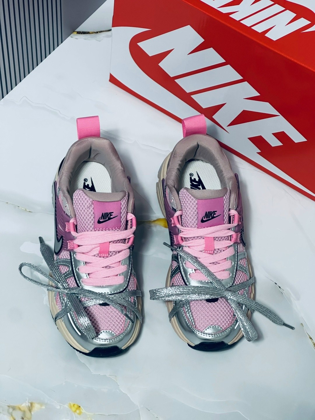 кроссовки nike v 2 k run,кроссовки женские nike,кроссовки для бега v2k run женские с низким верхом серебристо-розовые nike,кроссовки беговые женские,кроссовки nike