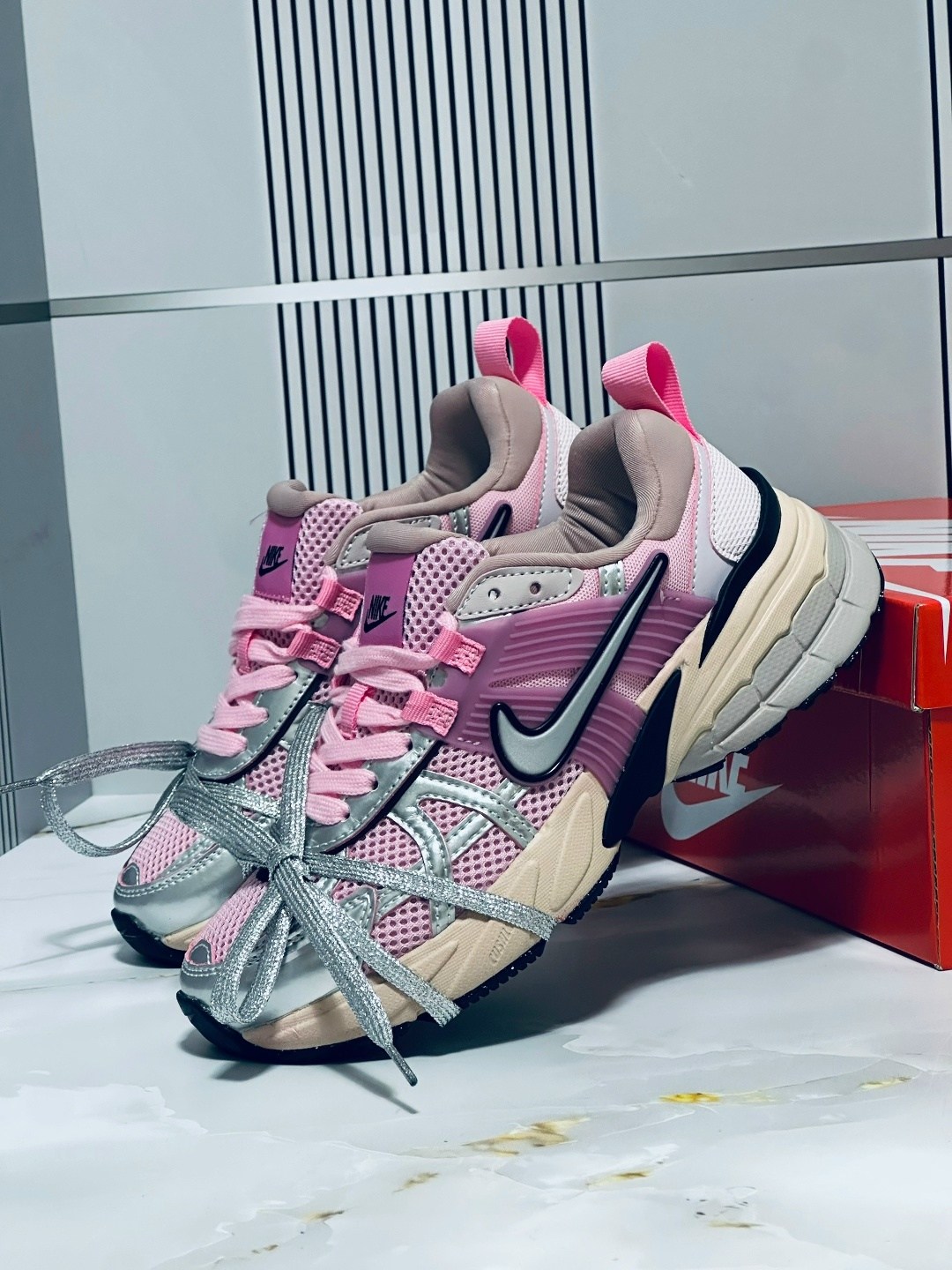 кроссовки nike v 2 k run,кроссовки женские nike,кроссовки для бега v2k run женские с низким верхом серебристо-розовые nike,кроссовки беговые женские,кроссовки nike