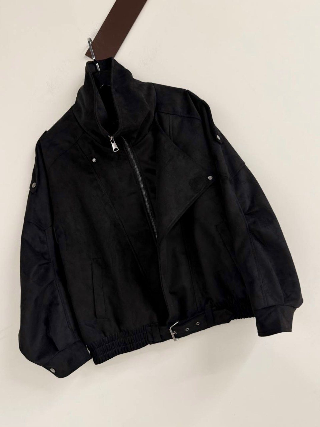 куртка замшевая,женская куртка бомбер из эко замши коричневого цвета,трендовая куртка замшевая,куртка бомбер женская,замшевая куртка женская