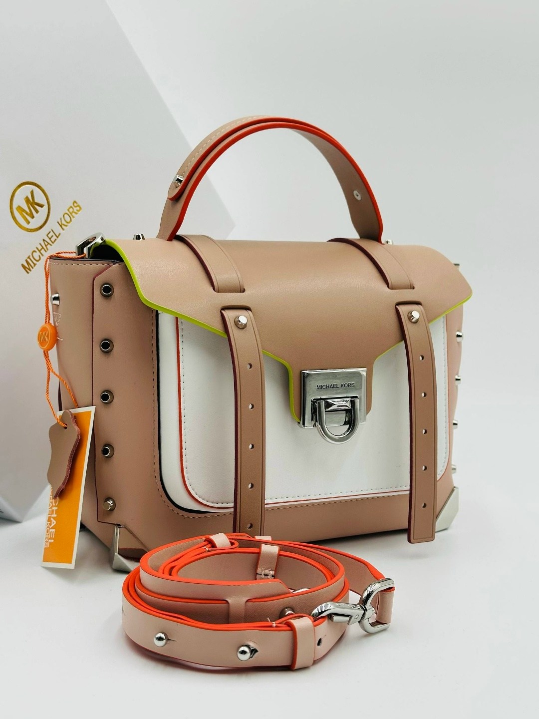 женская сумка michael kors manhattan,сумка michael kors manhattan,сумка michael kors,сумка michael kors manhattan contrast trim,кожаная сумка-портфель michael kors manhattan средней контрастной отделк