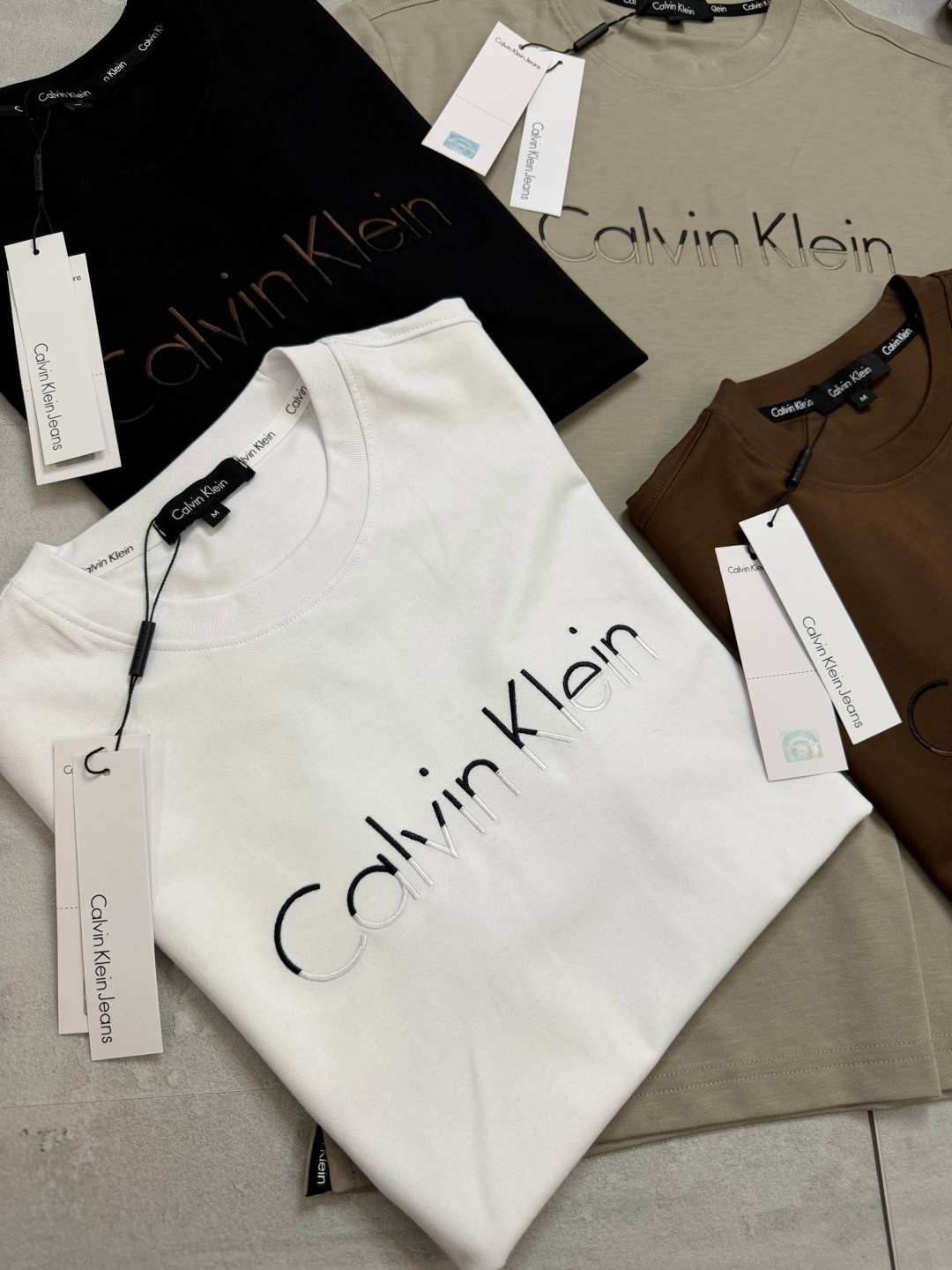 футболка calvin klein,футболка стандартного кроя calvin klein, белый,футболки мужские,мужская футболка calvin klein,футболки с логотипами