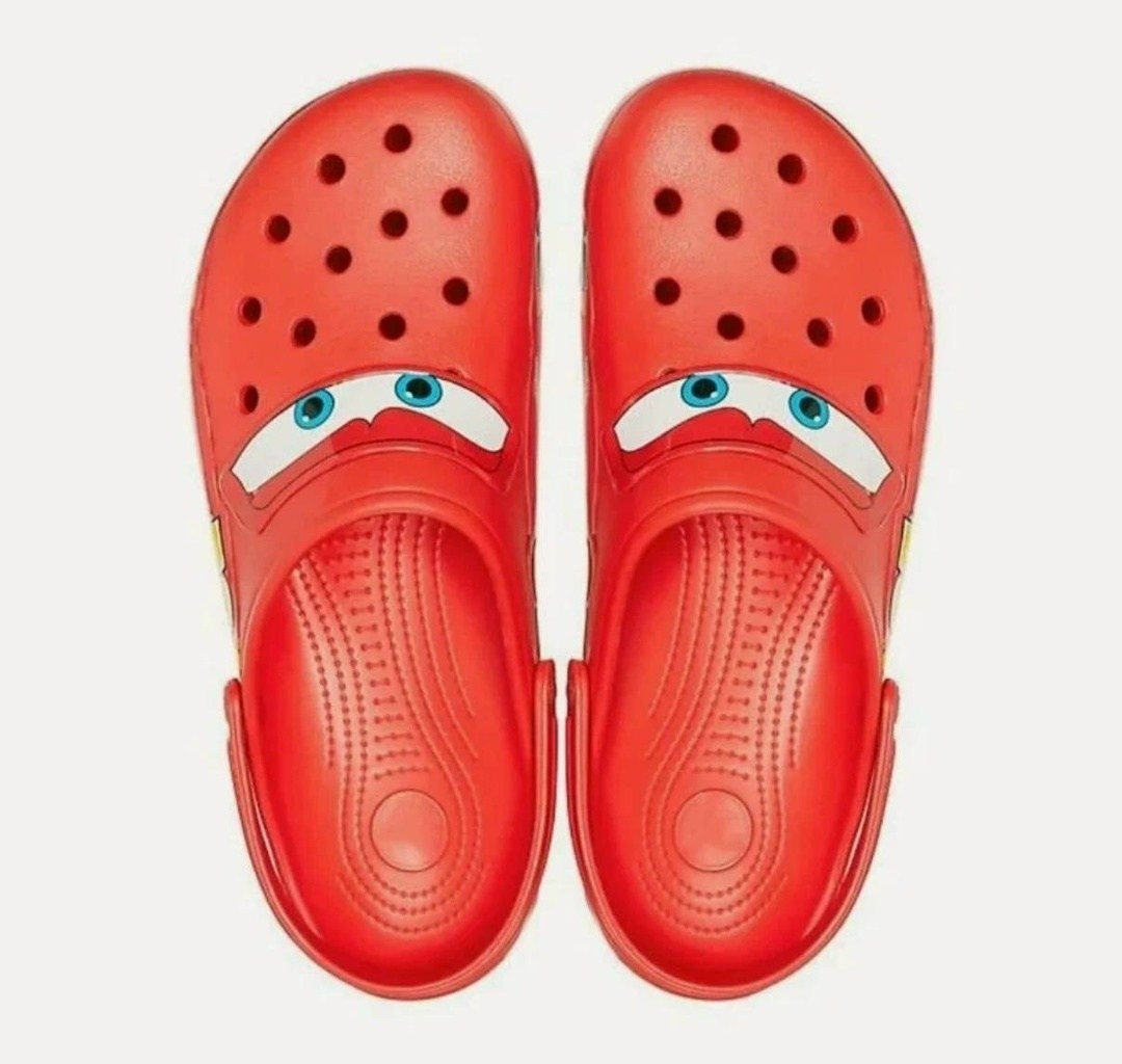 кроксы молния маккуин,крокс коллаборация тачки,crocs lightning mcqueen,кроксы маккуин,crocs classic clog lightning mcqueen