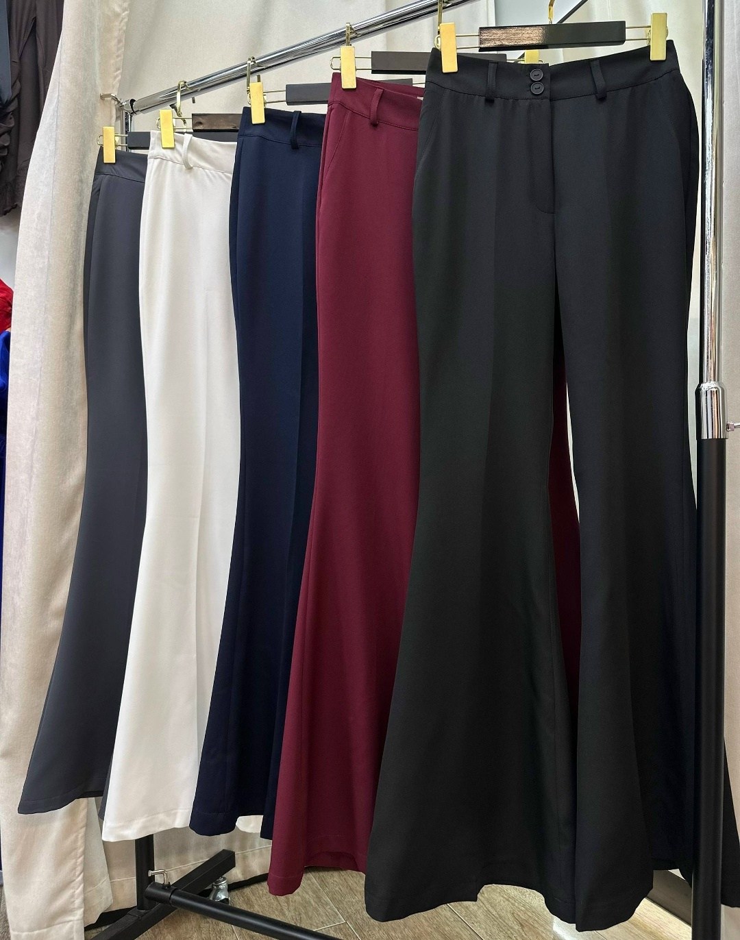 кожаные брюки клеш,брюки прямые,брюки клеш,брюки клеш из экокожи,брюки модные