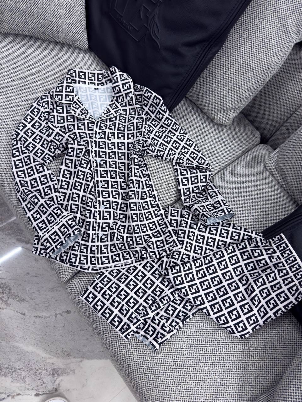 пижама женская,пижама женская стильная с брюками,пижамные костюмы,костюм шелковый в пижамном стиле,пижама со штанами шелковая с рубашкой