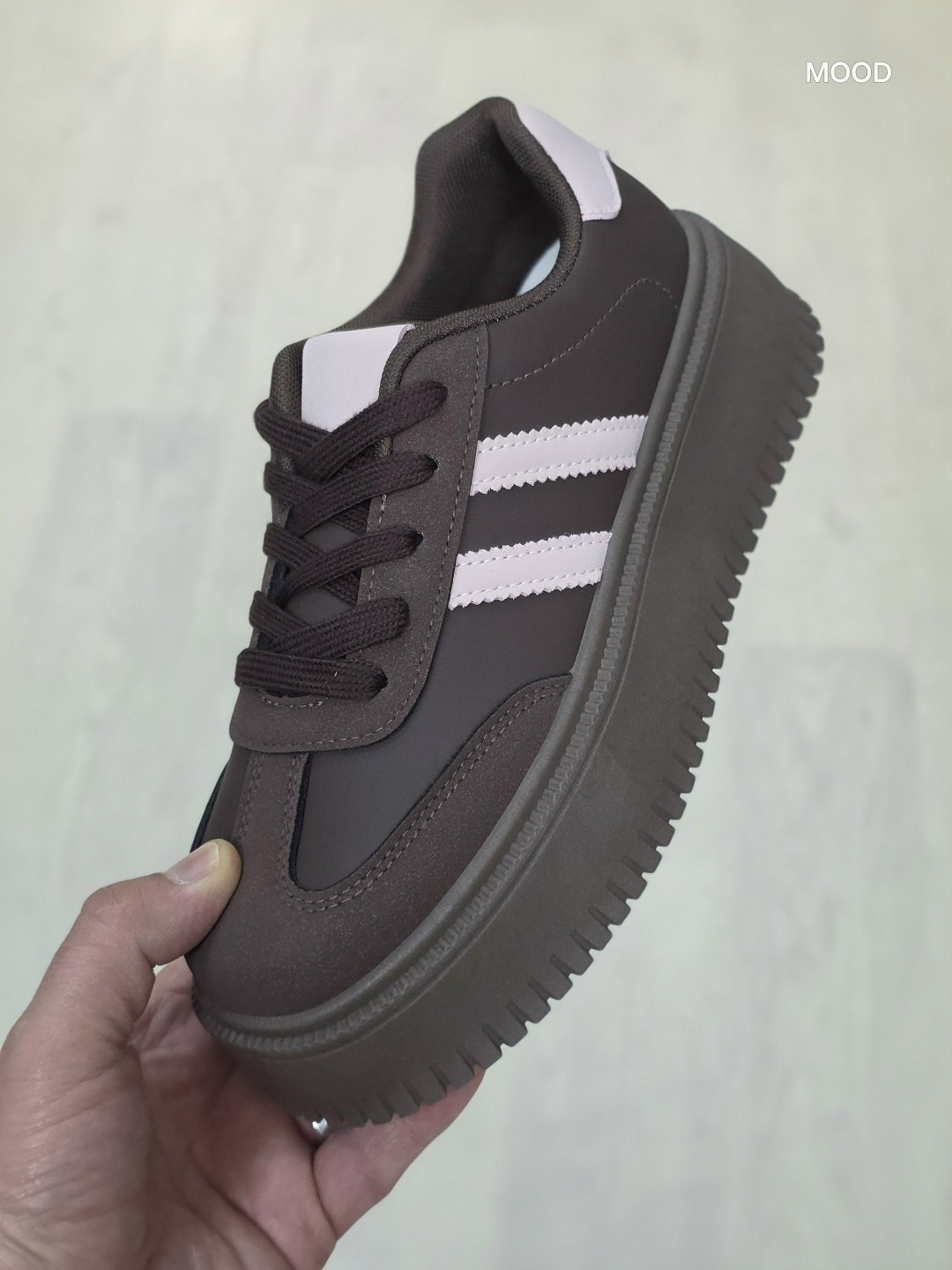 ,кроссовки женскиe,повседневные кроссовки,кроссовки стильные,оригинальные кроссовки