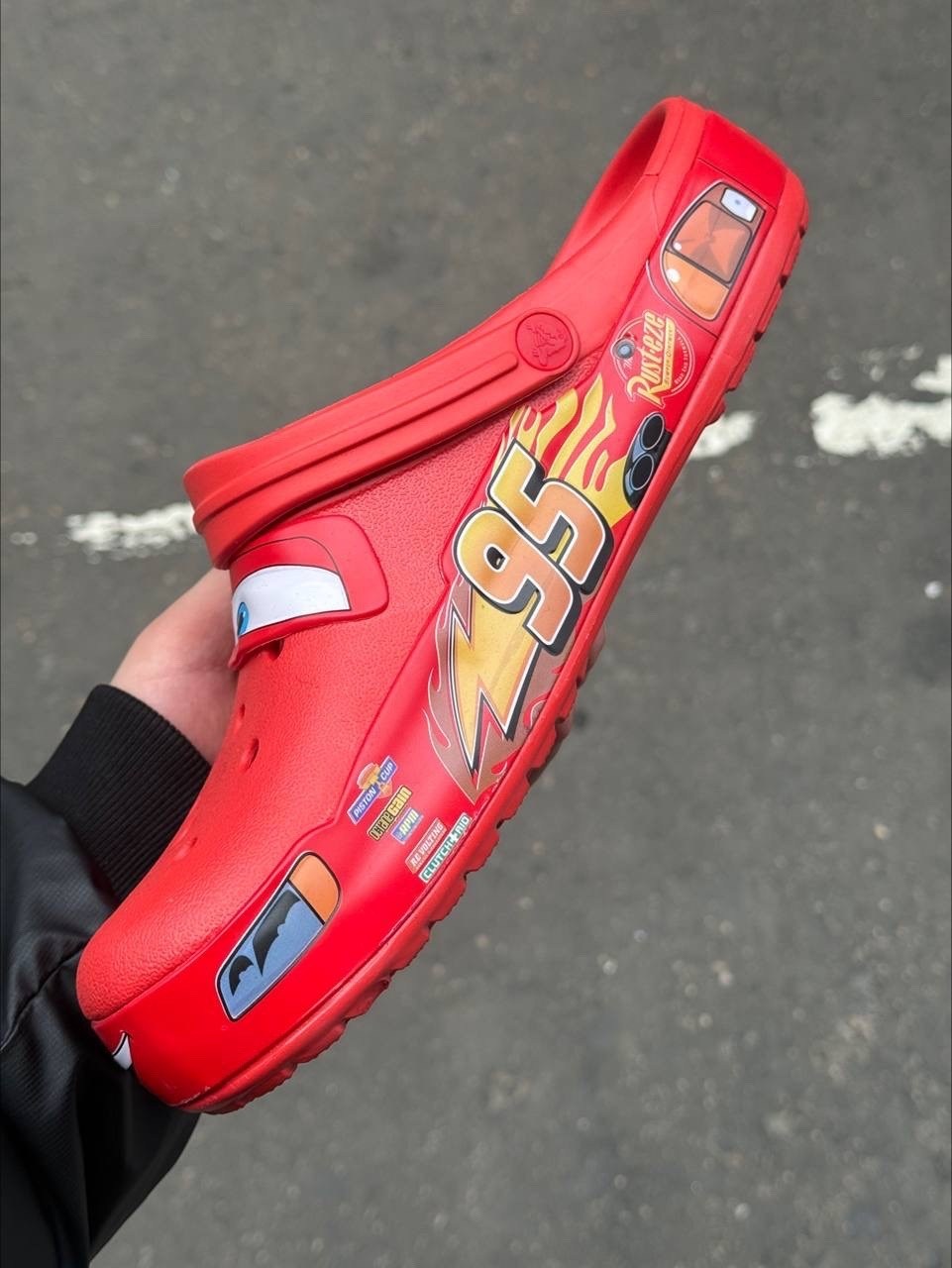 кроксы молния маккуин,крокс коллаборация тачки,crocs lightning mcqueen,кроксы маккуин,crocs classic clog lightning mcqueen