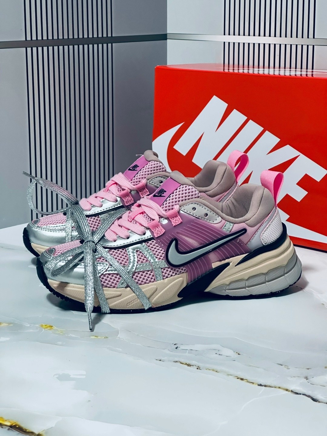 кроссовки nike v 2 k run,кроссовки женские nike,кроссовки для бега v2k run женские с низким верхом серебристо-розовые nike,кроссовки беговые женские,кроссовки nike