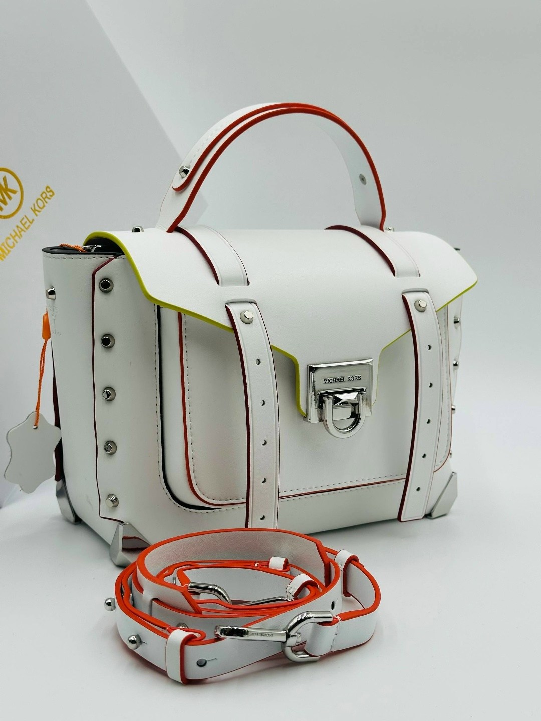 женская сумка michael kors manhattan,сумка michael kors manhattan,сумка michael kors,сумка michael kors manhattan contrast trim,кожаная сумка-портфель michael kors manhattan средней контрастной отделк