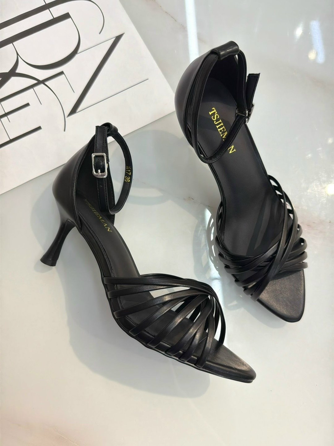 босоножки серебристые,серебряные босоножки,женские босоножки,серебряные босоножки на каблуке,кожаные босоножки на каблуке-шпильке с ремешками mango vicky, серебряный