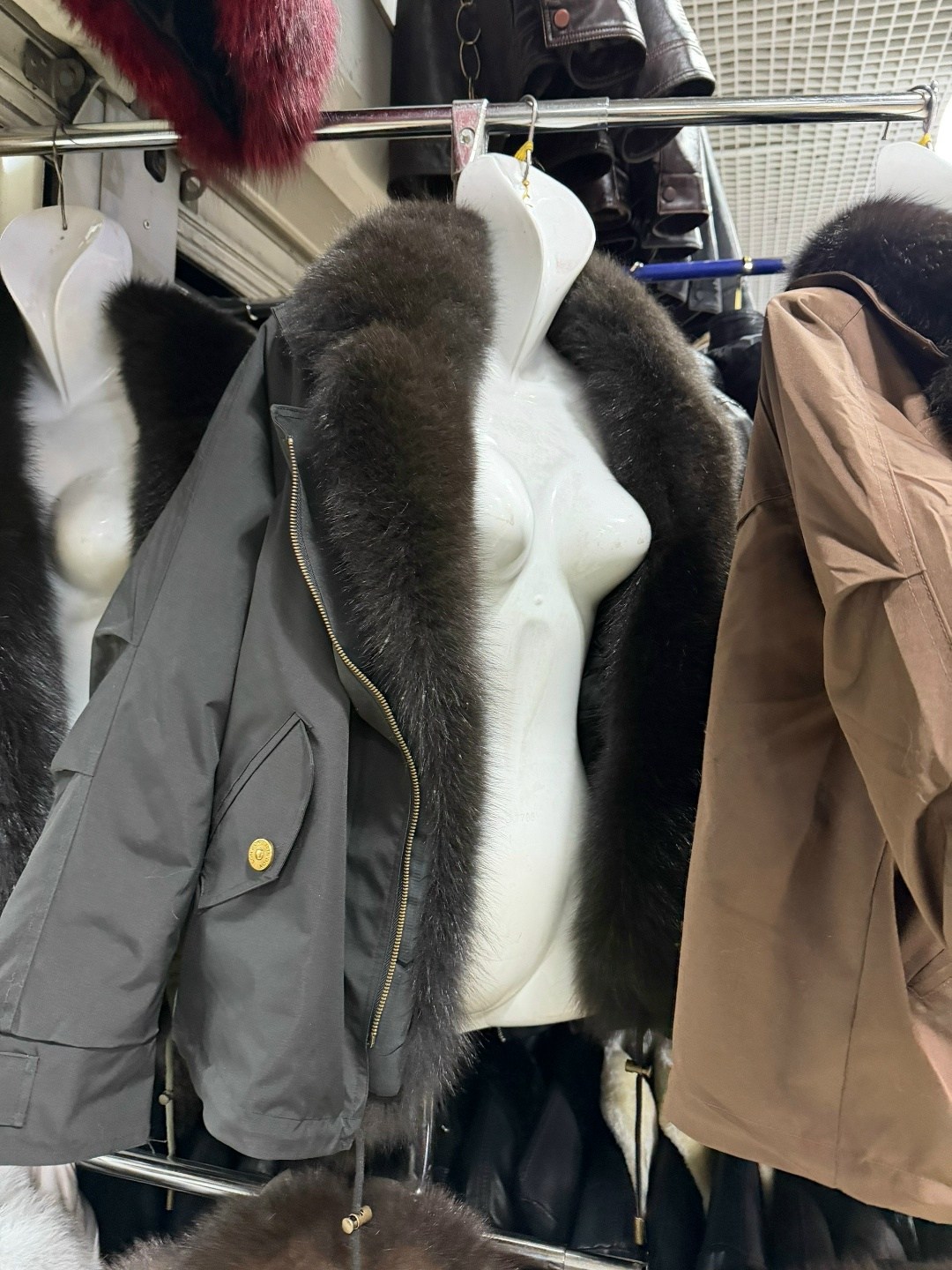 парка с натуральным мехом,парка женская с натуральным мехом,парки с мехом песца,зеленая парка с мехом,зеленая парка с мехом песца