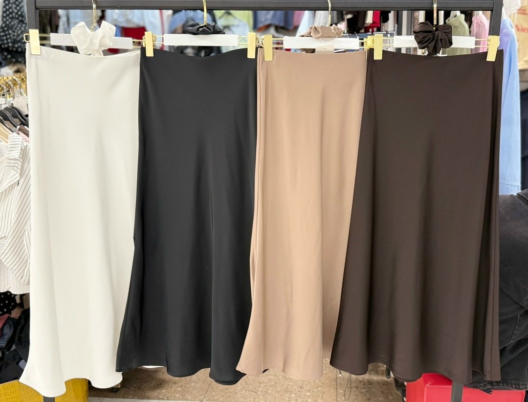 юбка атласная,шелковая юбка,коричневая атласная юбка,атласная юбка коричневого цвета,образ с шелковой юбкой миди