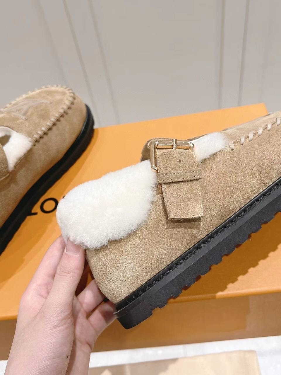 женские сандали louis vuitton,женские сандалии луи виттон colorado с мехом,женские замшевые ботинки louis vuitton colorado comfort на меху черные,женские замшевые ботинки louis vuitton colorado comfor