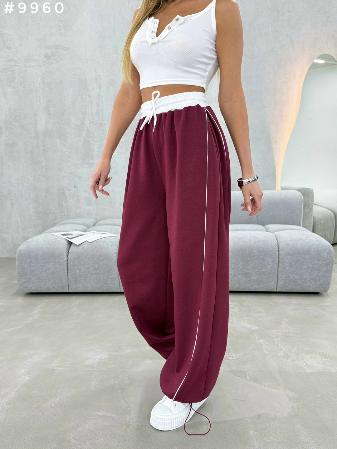 спортивные брюки,спортивные брюки широкие,спортивные брюки в полоску по бокам с принтом,брюки с широкими штанинами,широкие брюки