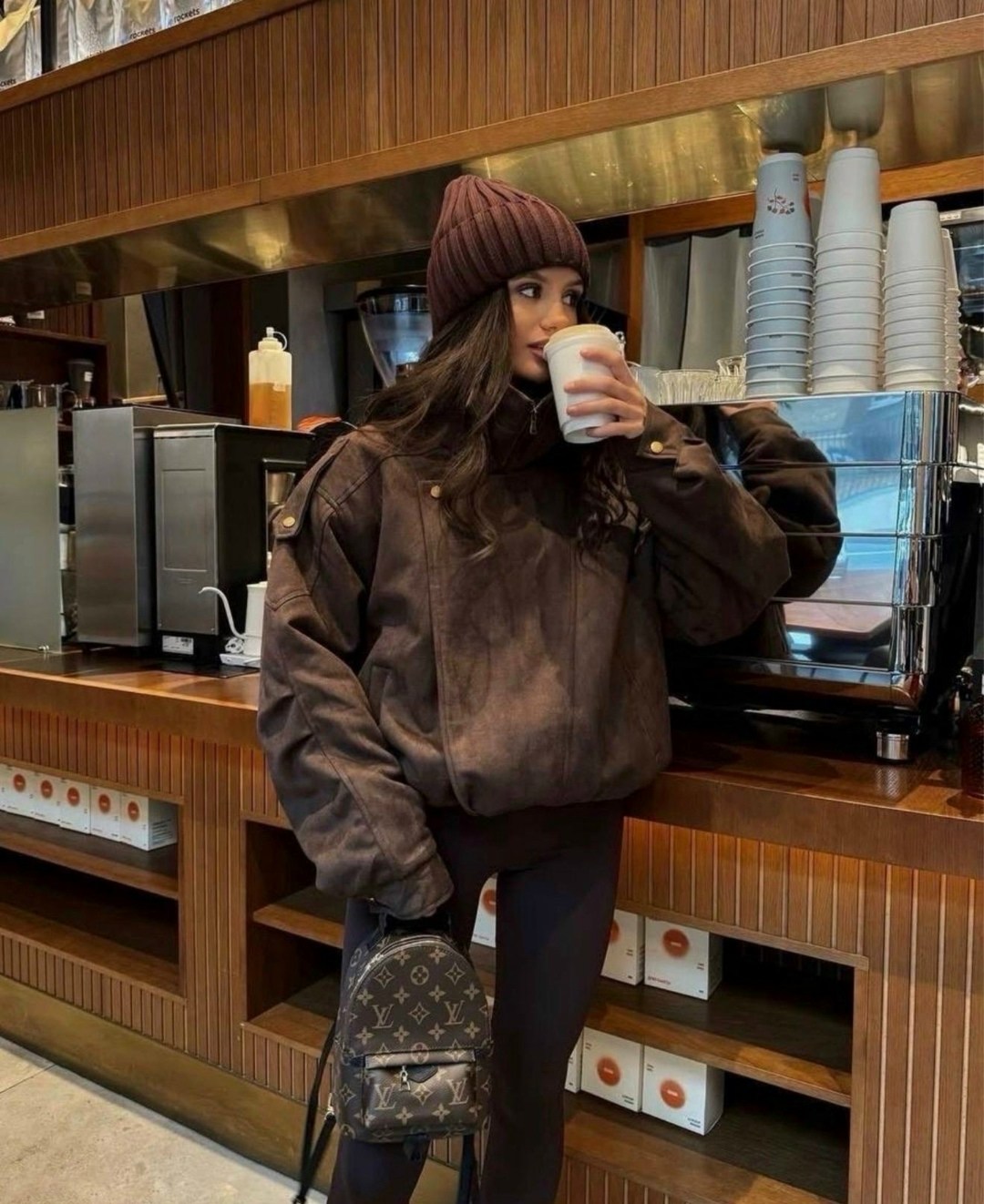 куртка замшевая,женская куртка бомбер из эко замши коричневого цвета,трендовая куртка замшевая,куртка бомбер женская,замшевая куртка женская