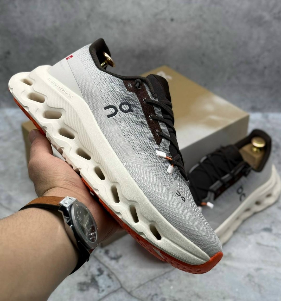 кроссовки cloudsurfer on running серый,кроссовки on cloudtilt,кроссовки on,кроссовки on cloudtilt mineral ivory белый синий,on running кроссовки cloudtilt серый