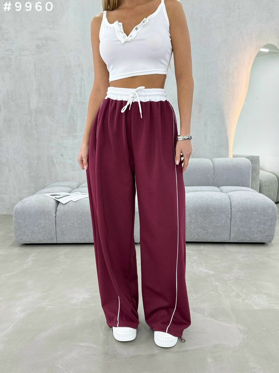 спортивные брюки,спортивные брюки широкие,спортивные брюки в полоску по бокам с принтом,брюки с широкими штанинами,широкие брюки