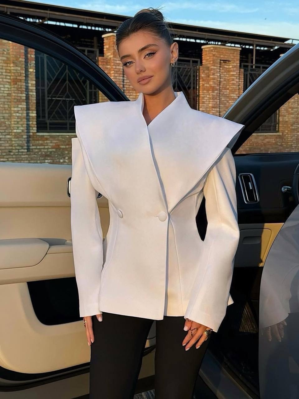 женский костюм,белый брючный костюм,пиджак женский,жакет с архитектурными плечами