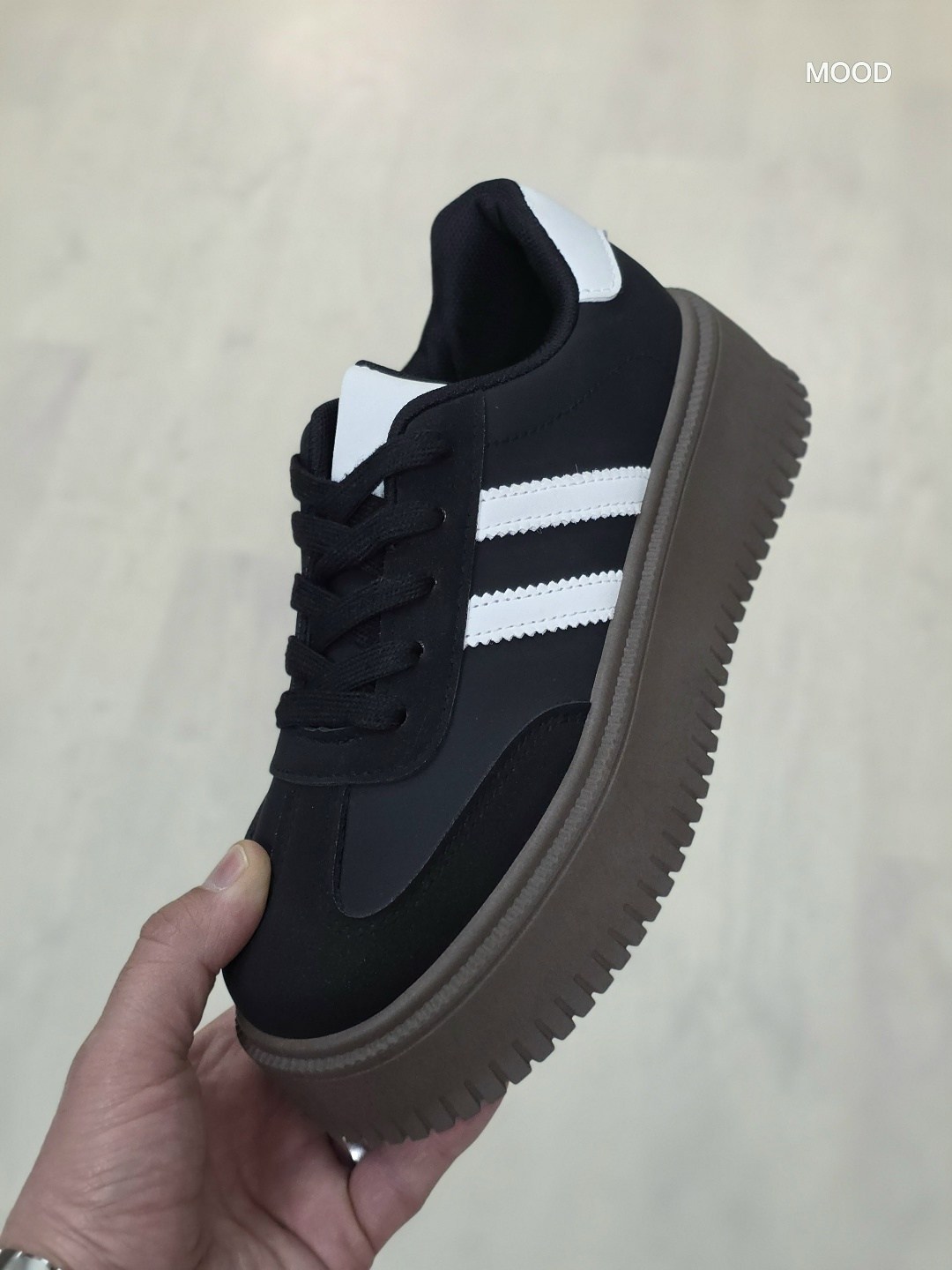 ,кроссовки женскиe,повседневные кроссовки,кроссовки стильные,оригинальные кроссовки