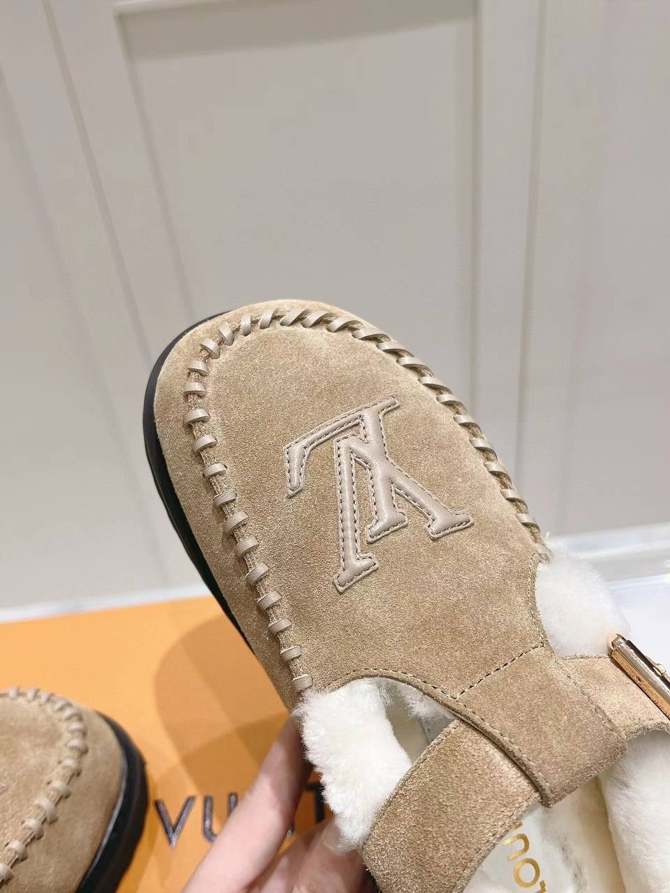 женские сандали louis vuitton,женские сандалии луи виттон colorado с мехом,женские замшевые ботинки louis vuitton colorado comfort на меху черные,женские замшевые ботинки louis vuitton colorado comfor