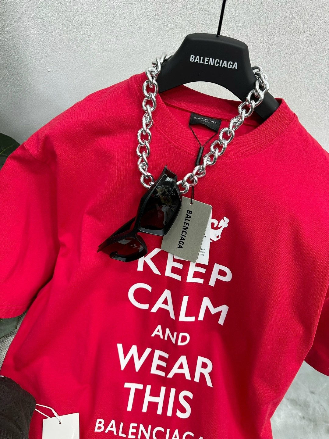 красная футболка баленсиага,футболка balenciaga,balenciaga balenciaga,balenciaga женская футболка,рваная футболка balenciaga