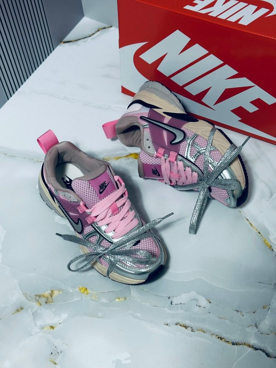 кроссовки nike v 2 k run,кроссовки женские nike,кроссовки для бега v2k run женские с низким верхом серебристо-розовые nike,кроссовки беговые женские,кроссовки nike