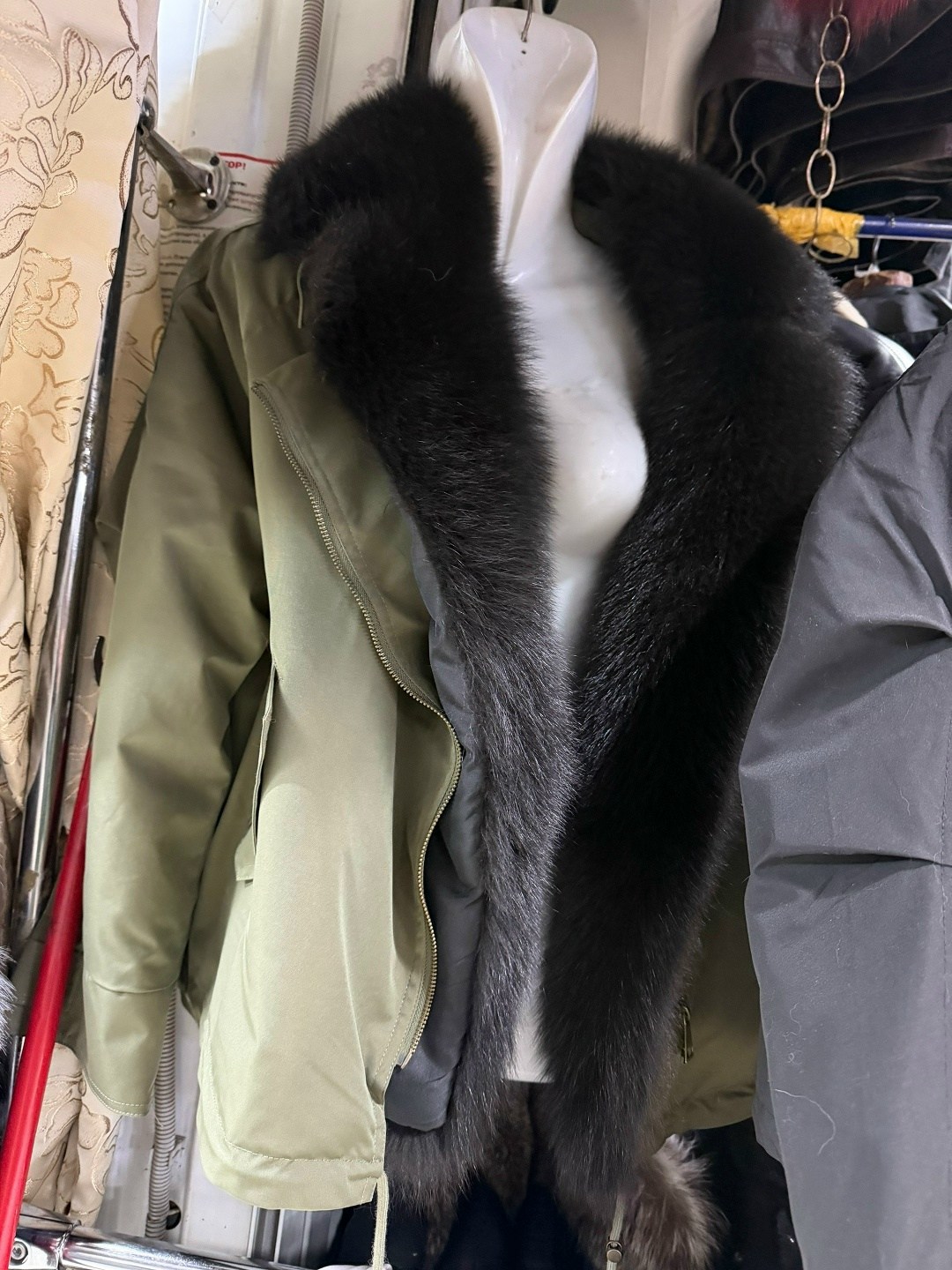 парка с натуральным мехом,парка женская с натуральным мехом,парки с мехом песца,зеленая парка с мехом,зеленая парка с мехом песца