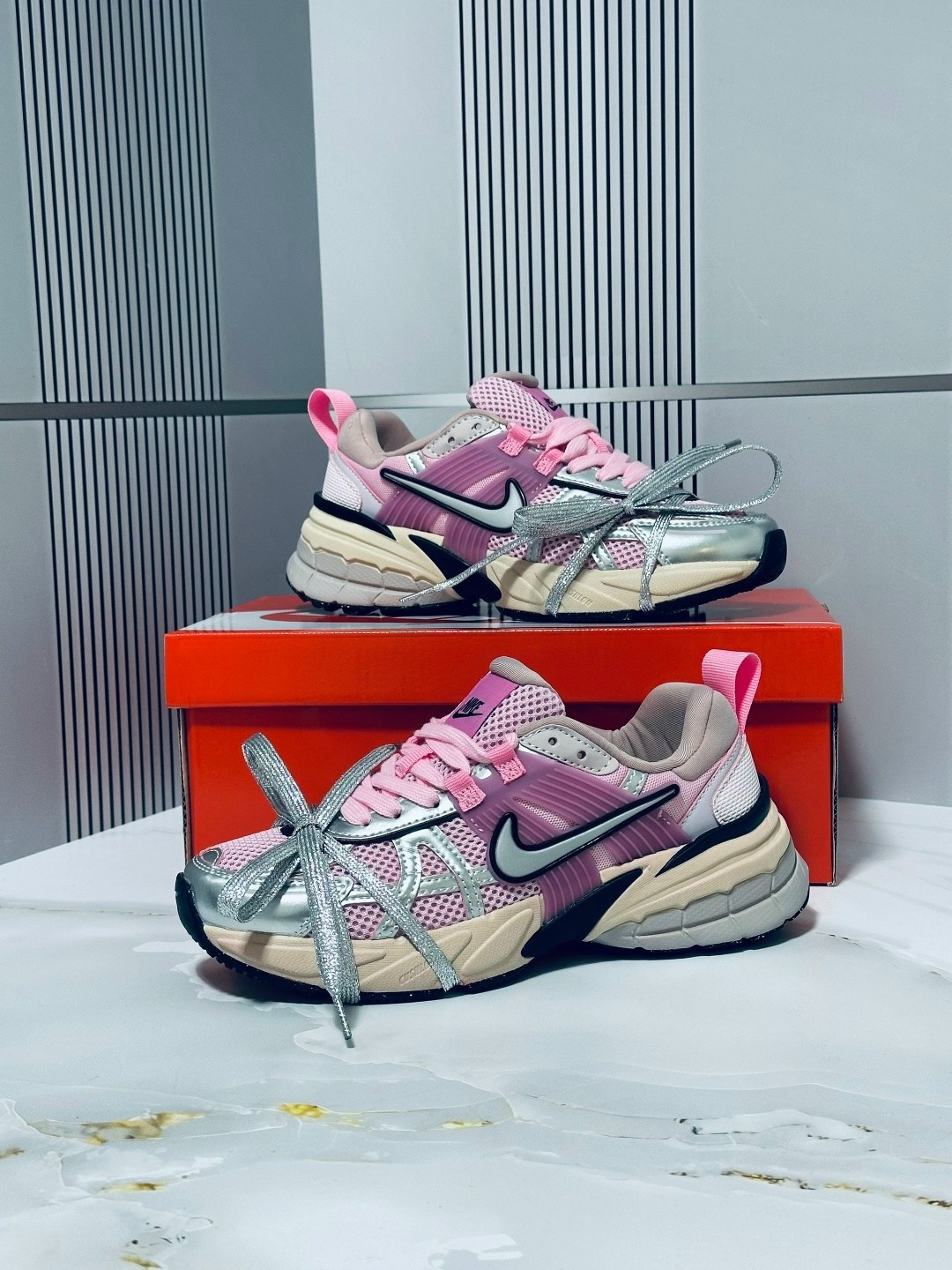 кроссовки nike v 2 k run,кроссовки женские nike,кроссовки для бега v2k run женские с низким верхом серебристо-розовые nike,кроссовки беговые женские,кроссовки nike