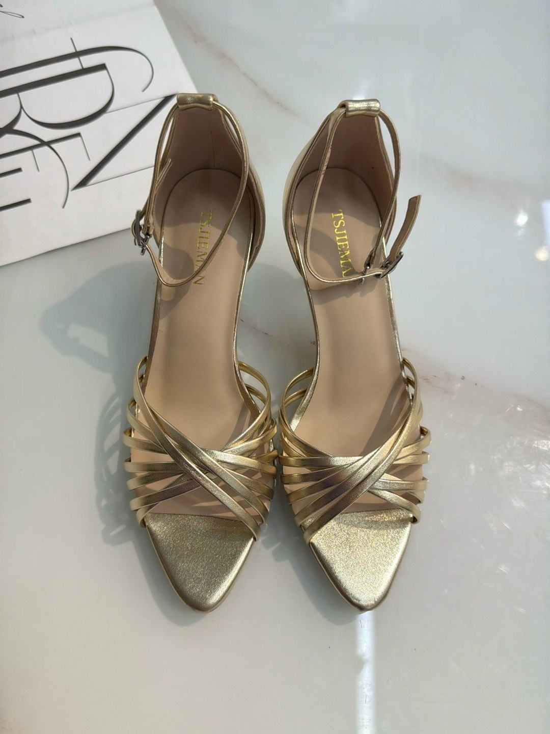 босоножки серебристые,серебряные босоножки,женские босоножки,серебряные босоножки на каблуке,кожаные босоножки на каблуке-шпильке с ремешками mango vicky, серебряный