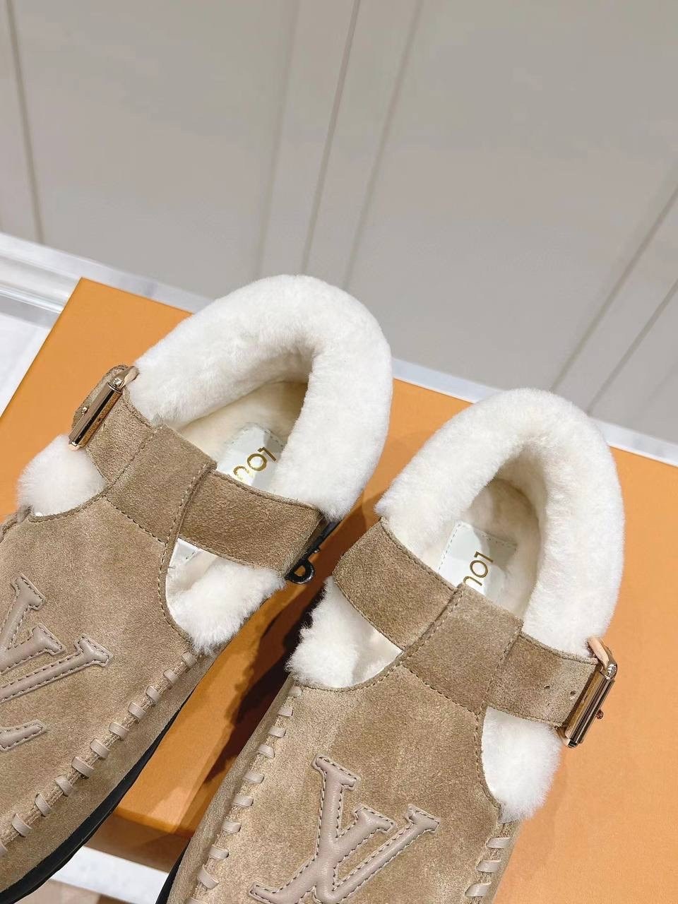 женские сандали louis vuitton,женские сандалии луи виттон colorado с мехом,женские замшевые ботинки louis vuitton colorado comfort на меху черные,женские замшевые ботинки louis vuitton colorado comfor