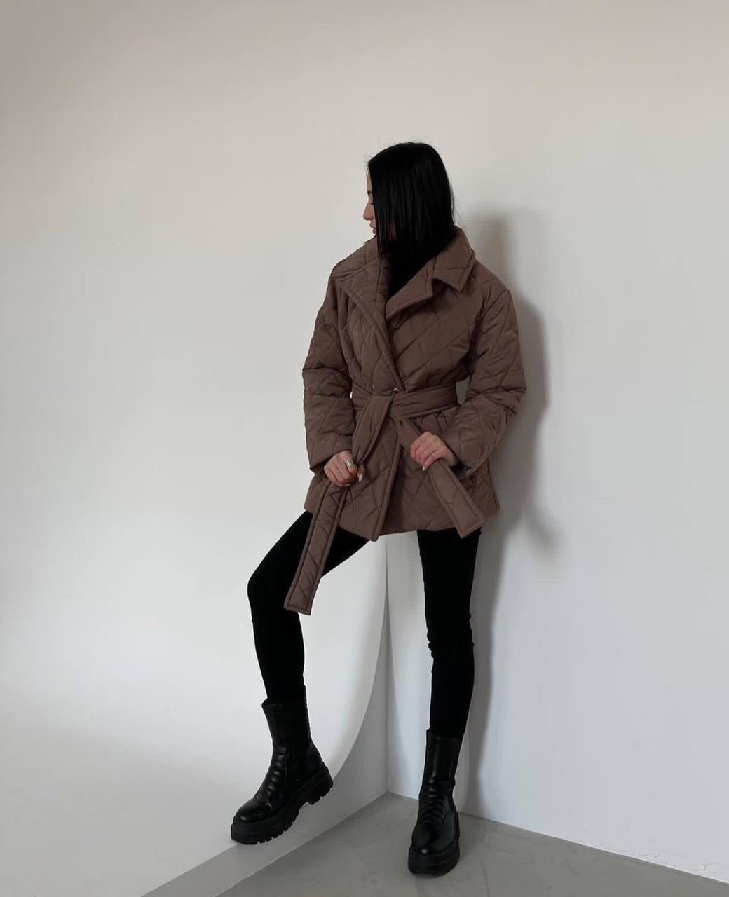 куртка стеганая удлиненная демисезон с поясом zarina,демисезонная женская куртка,куртка женская демисезонная стеганая,стеганая куртка с поясом,стеганая куртка демисезон