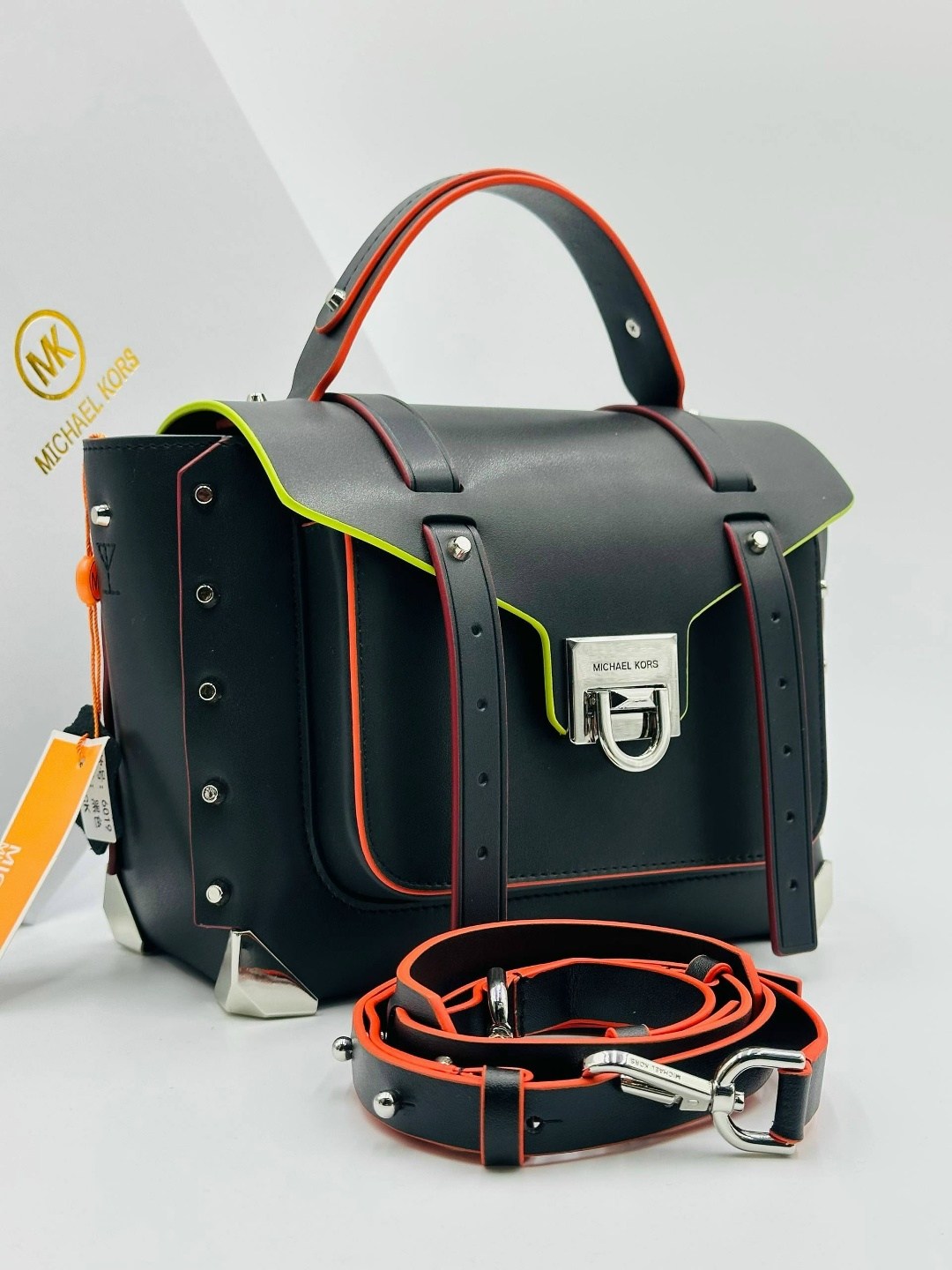 женская сумка michael kors manhattan,сумка michael kors manhattan,сумка michael kors,сумка michael kors manhattan contrast trim,кожаная сумка-портфель michael kors manhattan средней контрастной отделк