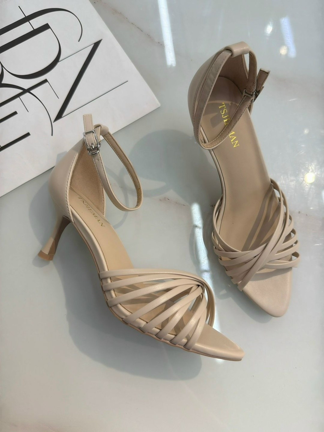 босоножки серебристые,серебряные босоножки,женские босоножки,серебряные босоножки на каблуке,кожаные босоножки на каблуке-шпильке с ремешками mango vicky, серебряный