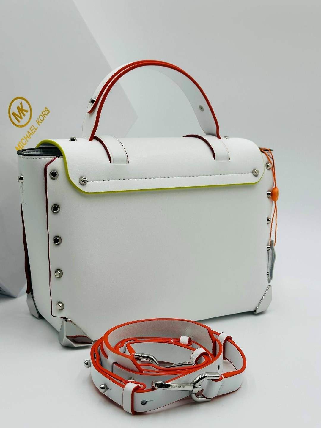 женская сумка michael kors manhattan,сумка michael kors manhattan,сумка michael kors,сумка michael kors manhattan contrast trim,кожаная сумка-портфель michael kors manhattan средней контрастной отделк