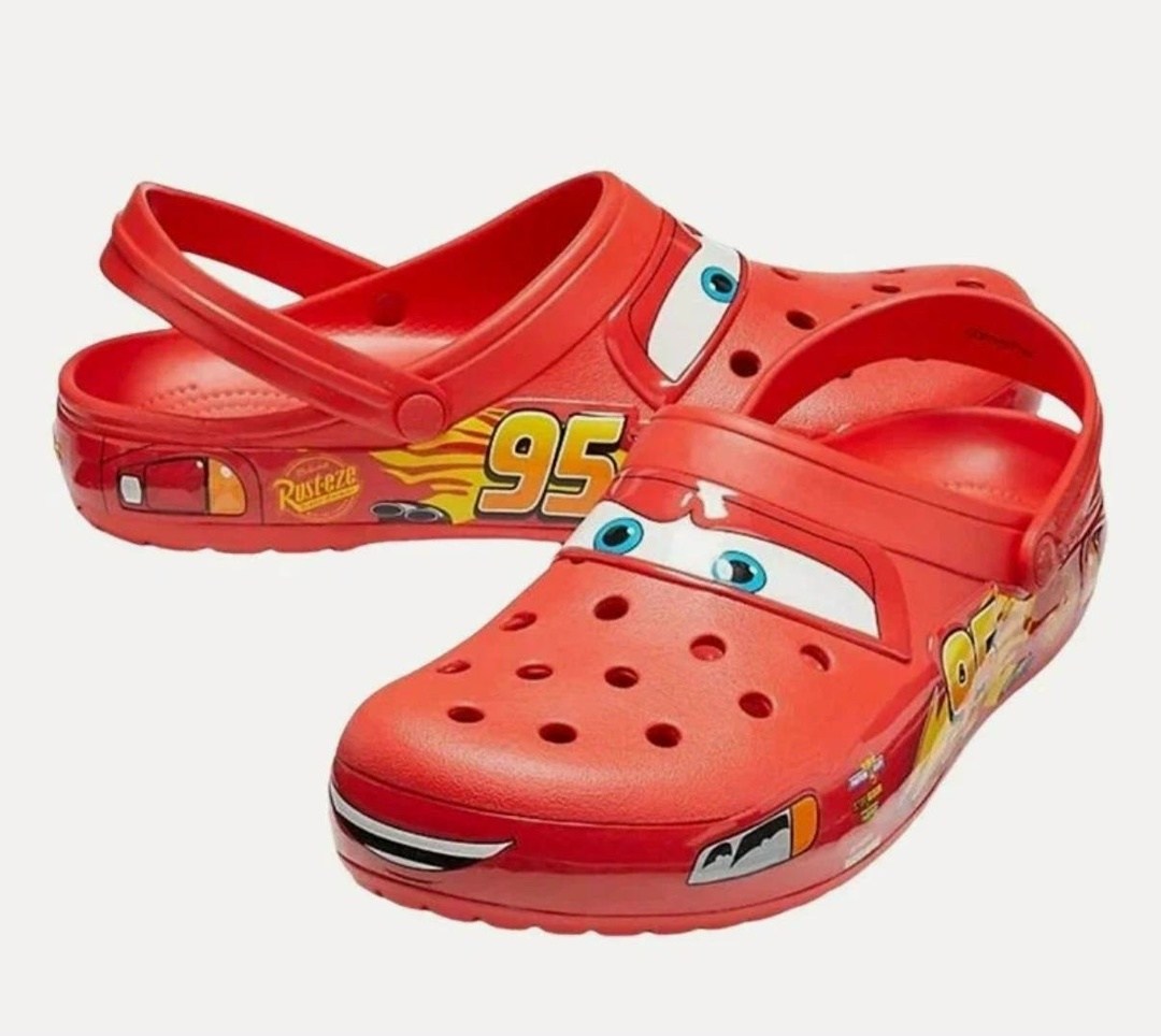 кроксы молния маккуин,крокс коллаборация тачки,crocs lightning mcqueen,кроксы маккуин,crocs classic clog lightning mcqueen