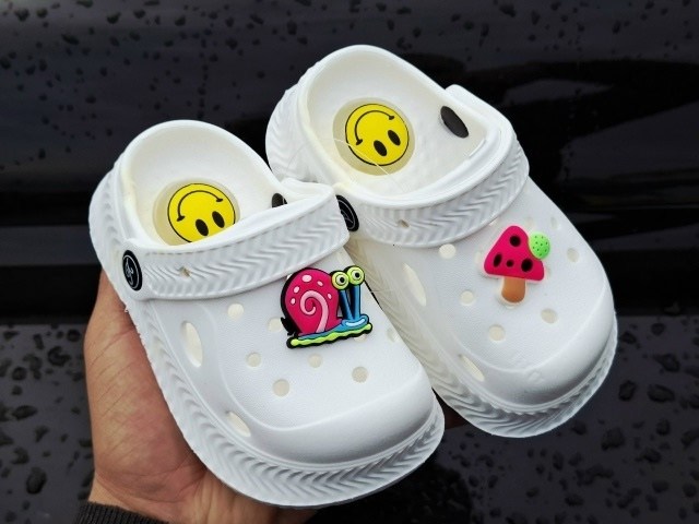 джиббитсы на кроксы,crocs jibbitz charms,белые кроксы с уточками,,сабо crocs