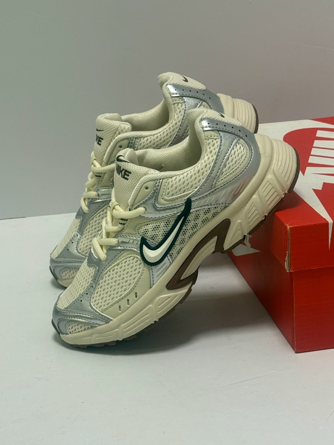 кроссовки nike,женские кроссовки nike,женские кроссовки nike v5 rnr white/brown,,кроссовки беговые женские nike hq7901-102