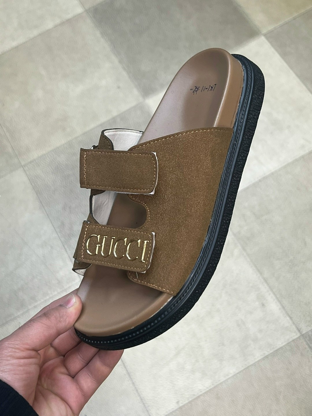 ,женские шлепанцы,кожаные шлепанцы,черные шлепанцы,модные шлепанцы