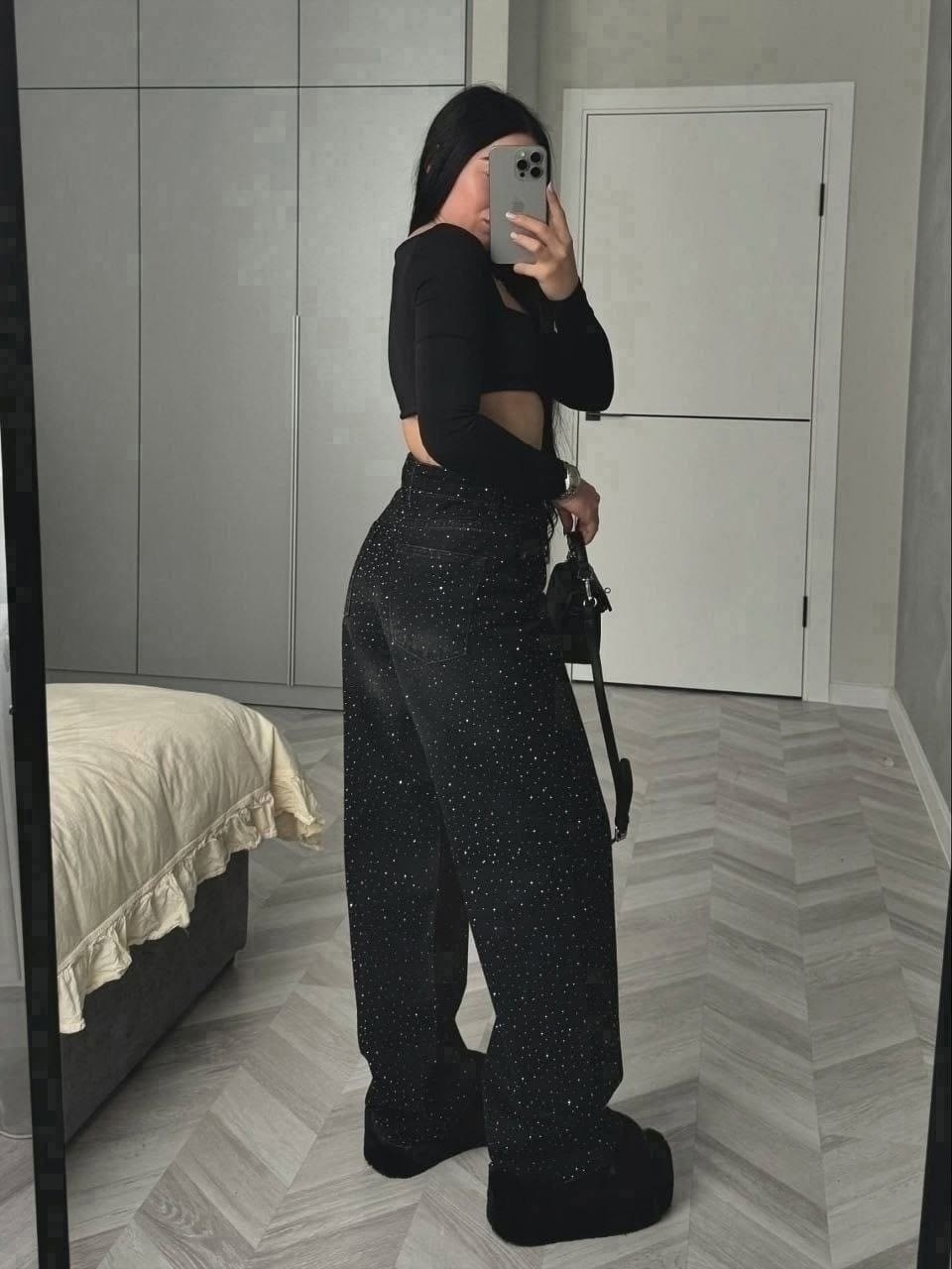 джинсы со стразами,джинсы прямые со стразами черные le o 222675248,женские джинсы со стразами,джинсы широкие трубы со стразами,джинсы с камнями и стразами женские