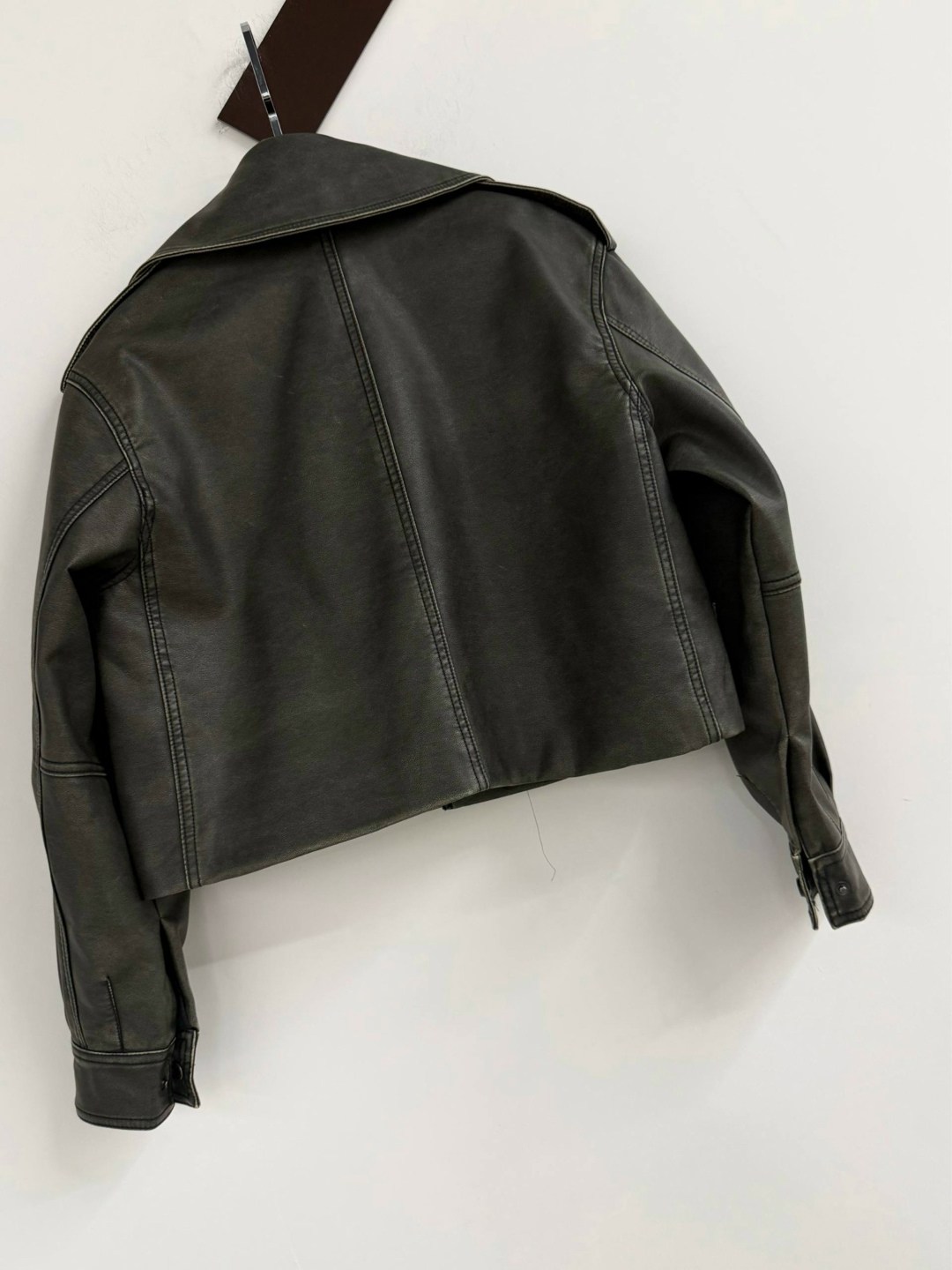 женская укороченная куртка из искусственной кожи,куртка женская из искусственной кожи,женская короткая куртка из искусственной кожи,короткая куртка из искусственной кожи,женская байкерская куртка из и