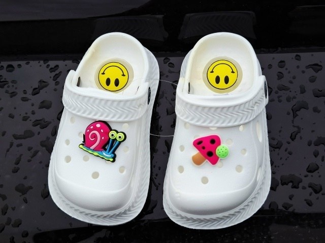 джиббитсы на кроксы,crocs jibbitz charms,белые кроксы с уточками,,сабо crocs