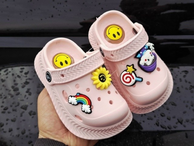 джиббитсы на кроксы,crocs jibbitz charms,белые кроксы с уточками,,сабо crocs