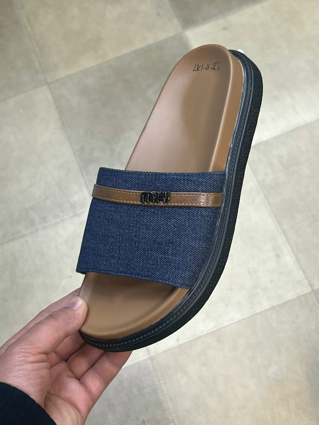 ,женские шлепанцы,кожаные шлепанцы,черные шлепанцы,модные шлепанцы